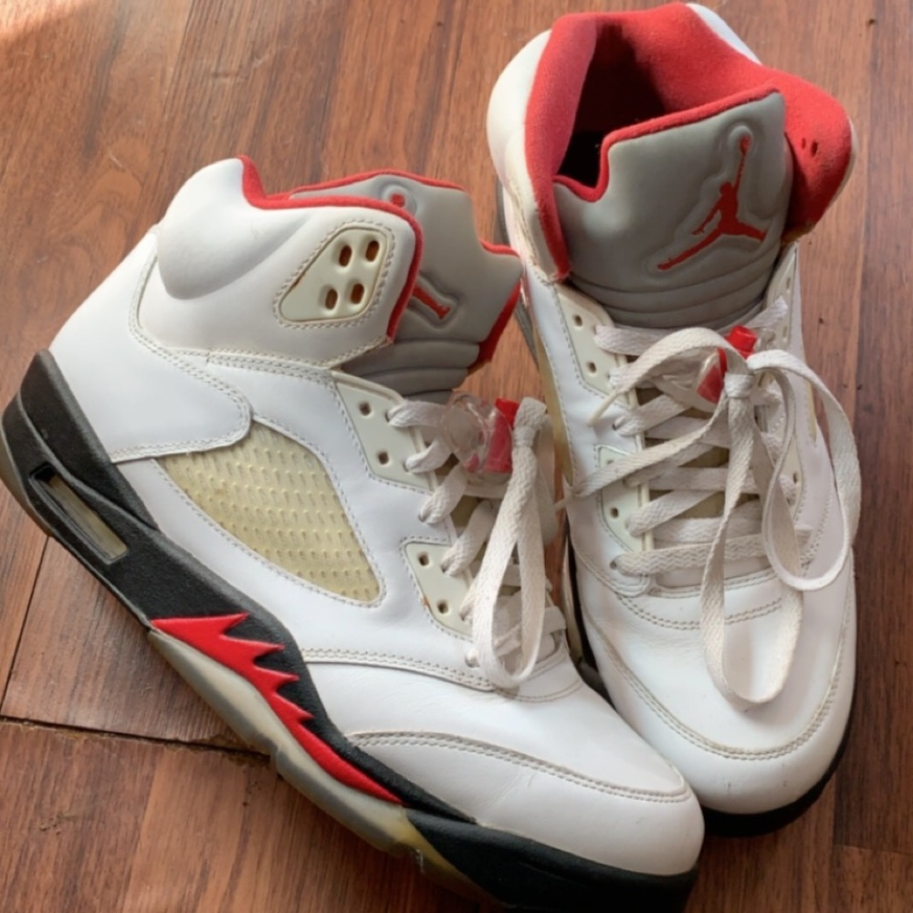Air Jordan 5 retro “fire red” size 10.5